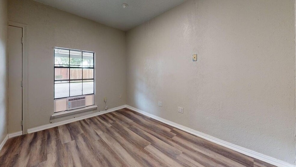 Building Photo - 5330 Daytona Dr