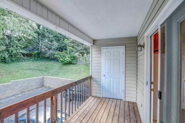 Building Photo - 611 Spring Hill Rd