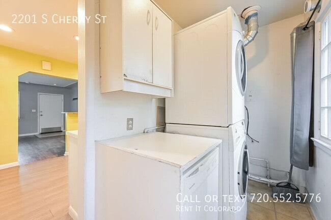 Building Photo - 2201 S Cherry St