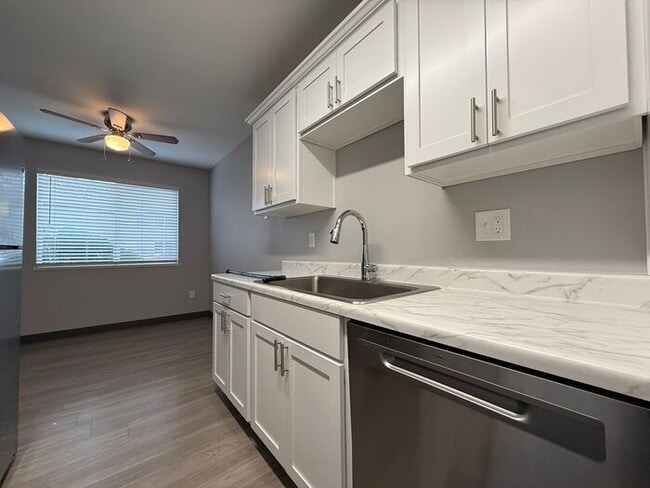 Building Photo - Spring Into Your New Apartment! - Get 1st Month Rent Free