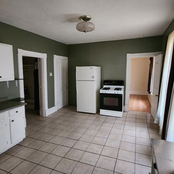 Building Photo - 218 Bingham St