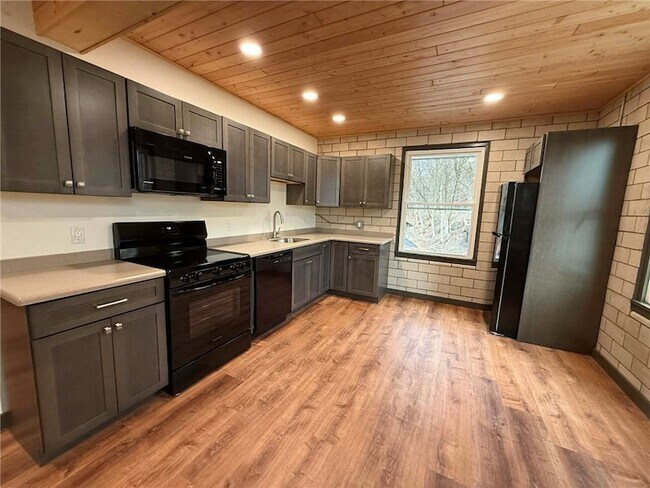 Building Photo - 260 Oak Ave