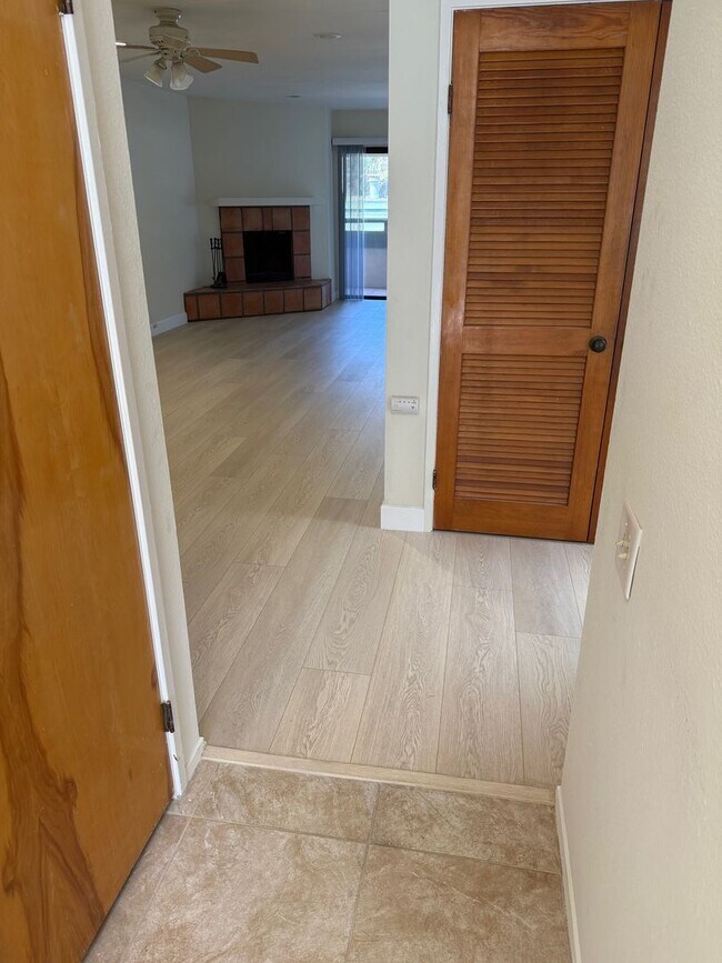 Building Photo - MISSION HILLS-SPACIOUS 2BR /2BA WITH MODER...
