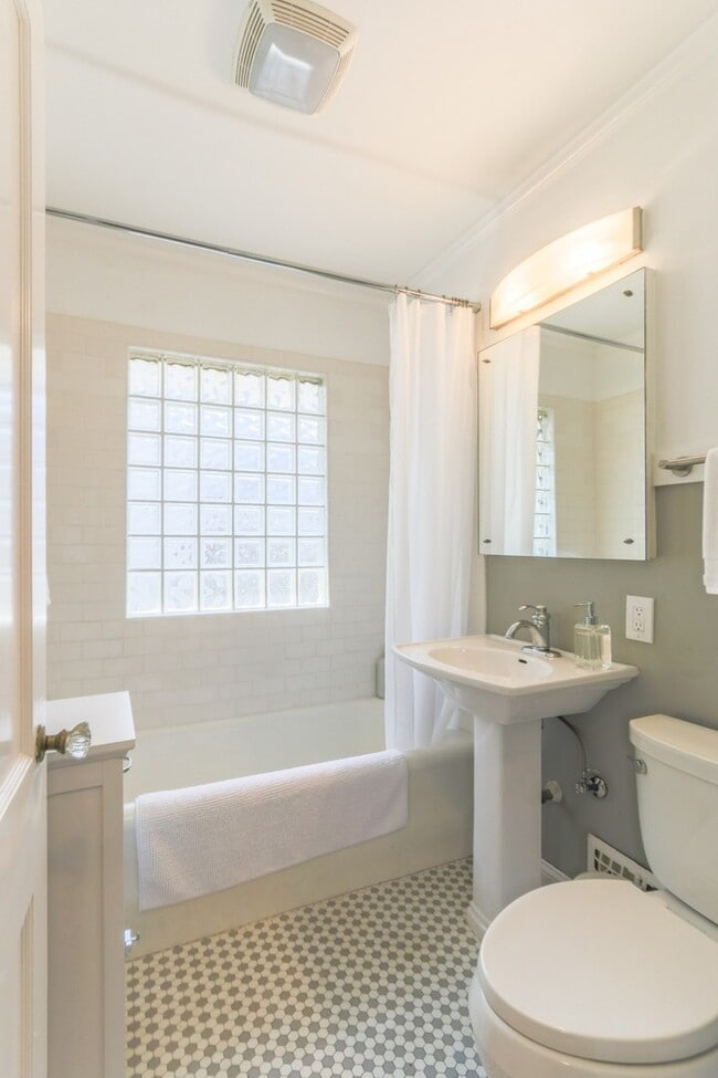 Building Photo - {4805}  Charming West Plaza Bungalow + Pri...