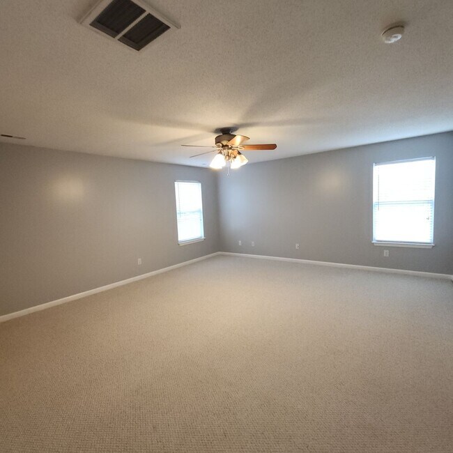 Building Photo - Inviting 2 Story House for Rent in Kerners...