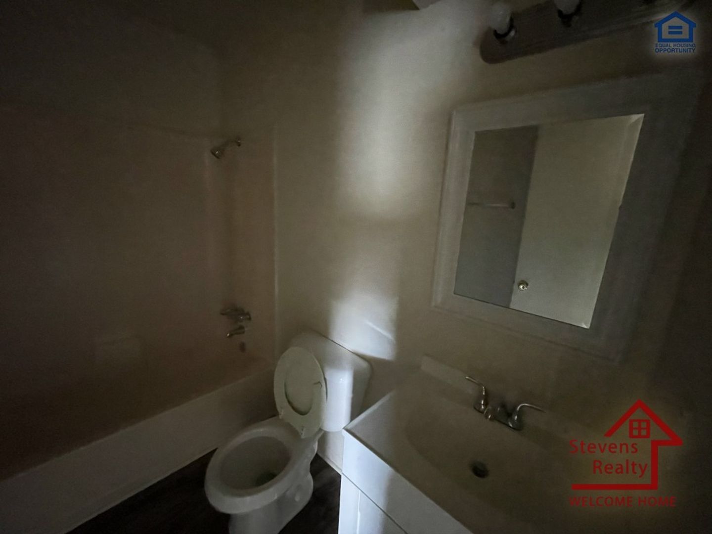 Building Photo - 1502 NW Kingsbury Ave