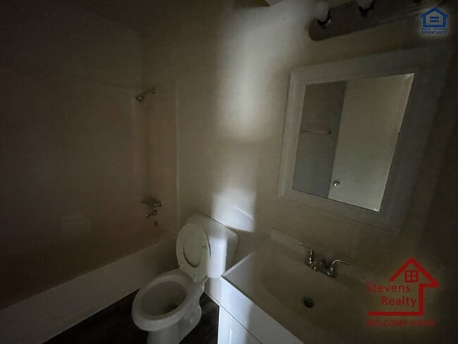 Building Photo - 1502 NW Kingsbury Ave