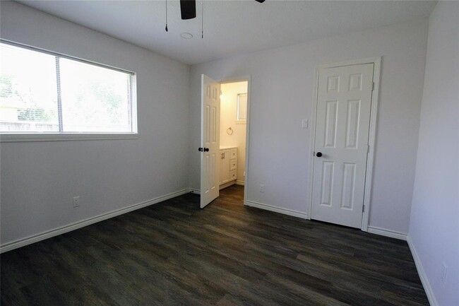 Building Photo - 10915 Roandale Dr