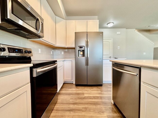 Building Photo - Beautiful 3 bed, 3 bath Townhome in West W...