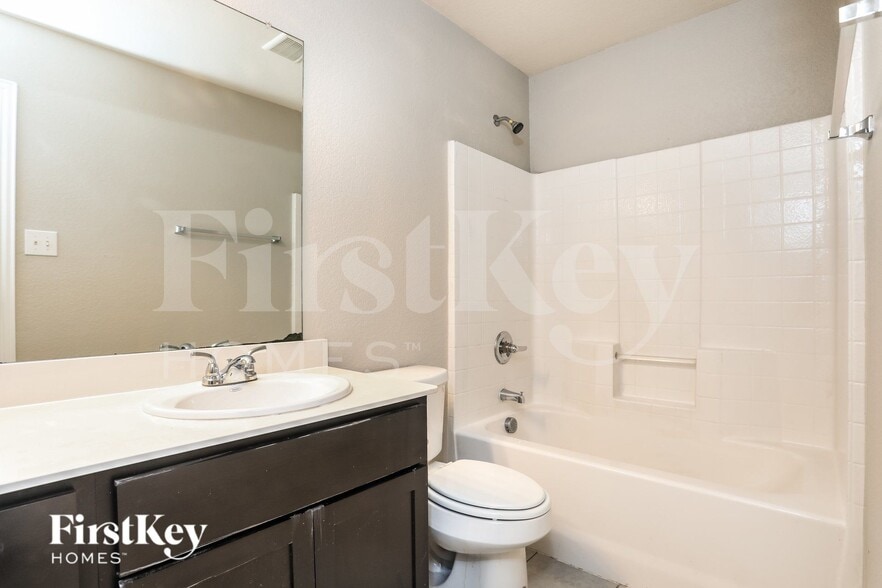 Building Photo - 703 Woodcrest Dr