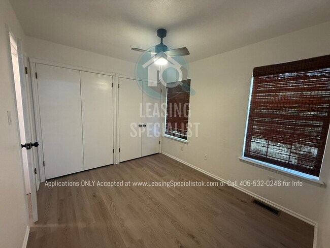 Building Photo - West Norman 2 Bed 1.5 Bath Townhouse Available for Your Immediate Move!