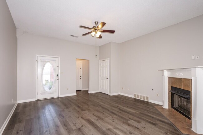 Building Photo - 8445 Clubview Dr