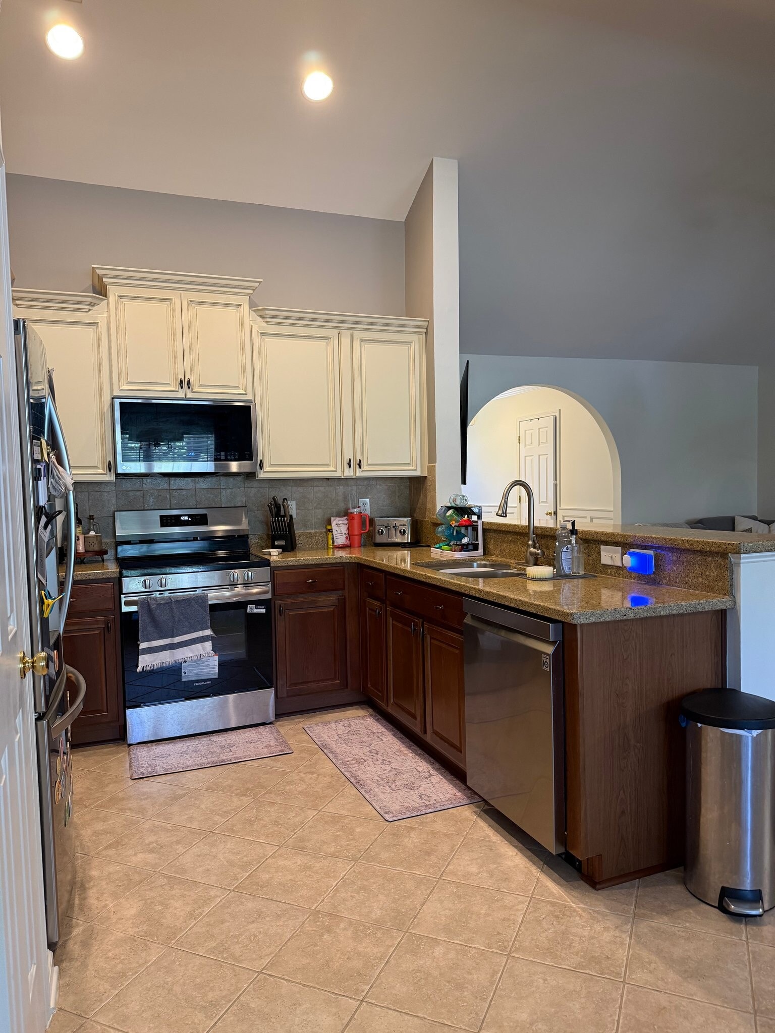 Building Photo - 250 Vesta Dr