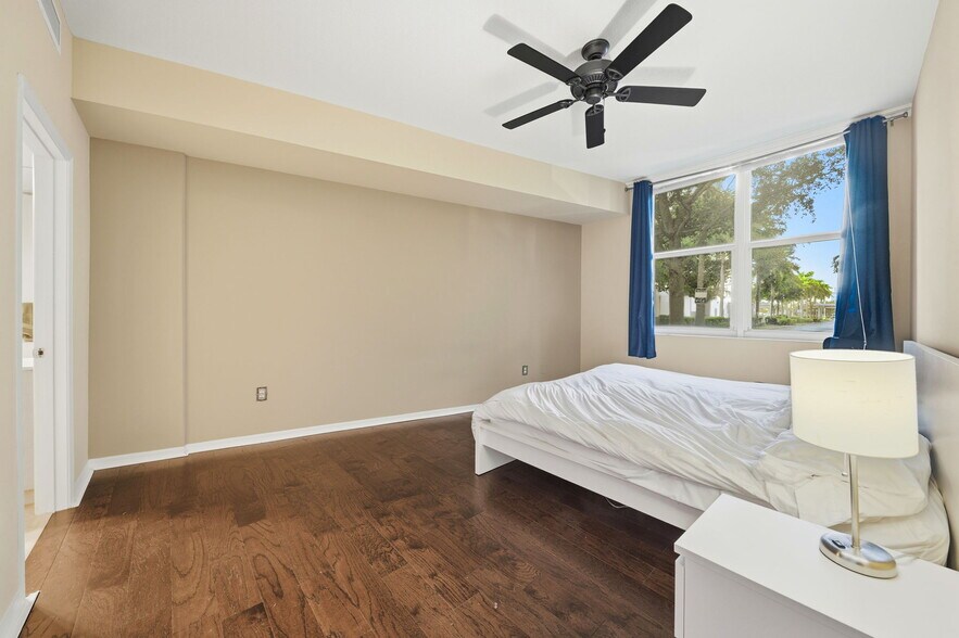 Building Photo - 2421 NE 65th St