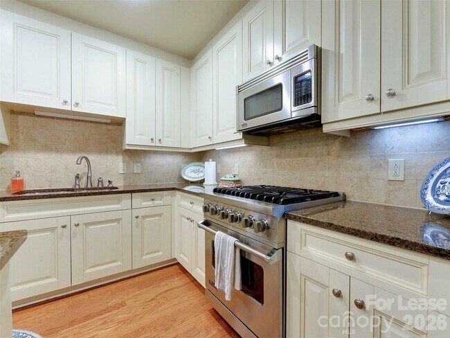 Building Photo - 701 Royal Ct