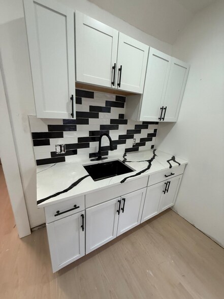 Building Photo - 1447 W 101st St