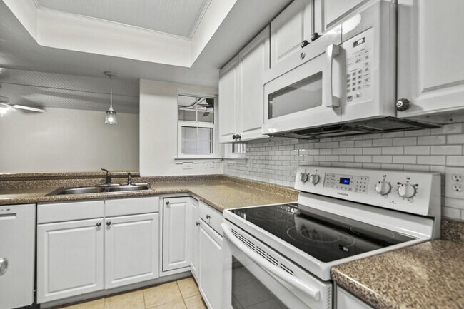 Building Photo - 1878 Montclair Dr