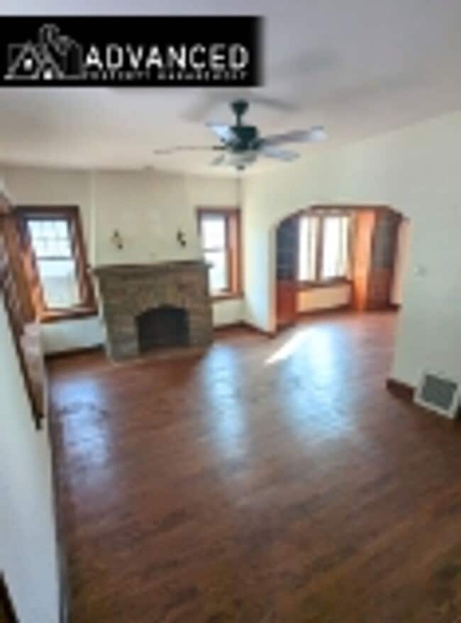 Building Photo - Charming 2-Bedroom Lower Unit in Milwaukee’s Tippecanoe Neighborhood – Available Now!