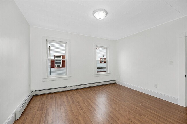 Building Photo - 220 Concord St