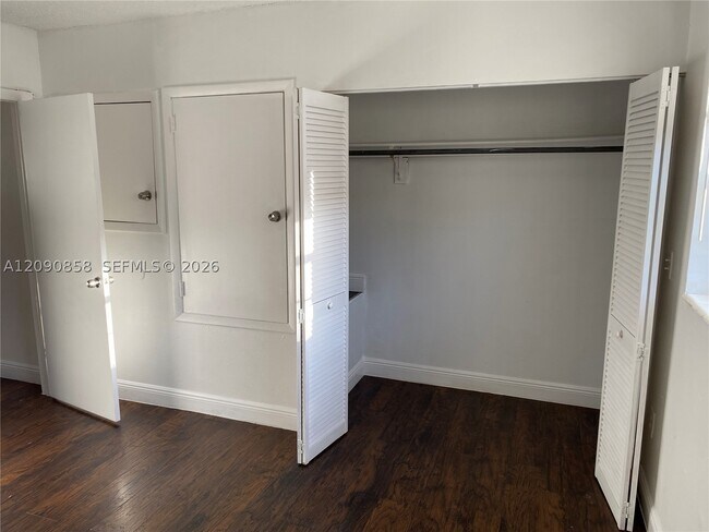Building Photo - 1460 NE 151st St