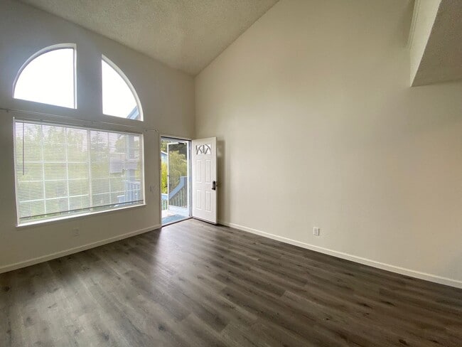 Building Photo - Gorgeous Condo W/ Dishwasher & In Unit W/D!