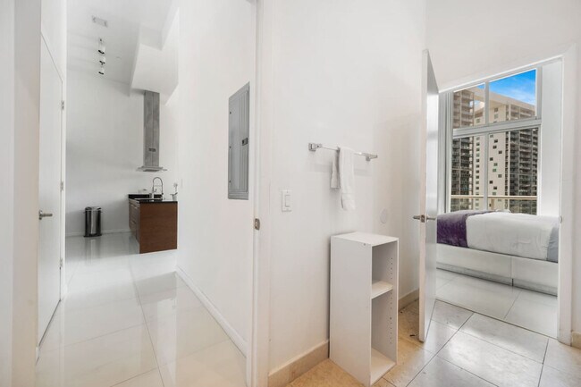 Building Photo - 485 Brickell Ave