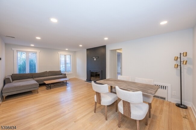 Building Photo - 7 Oak Tree Ln