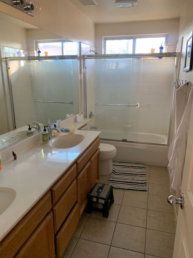 Building Photo - Great 4 bedroom East Davis home with large backyard