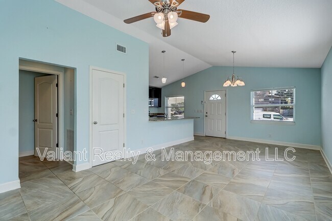 Building Photo - 2110 3rd St