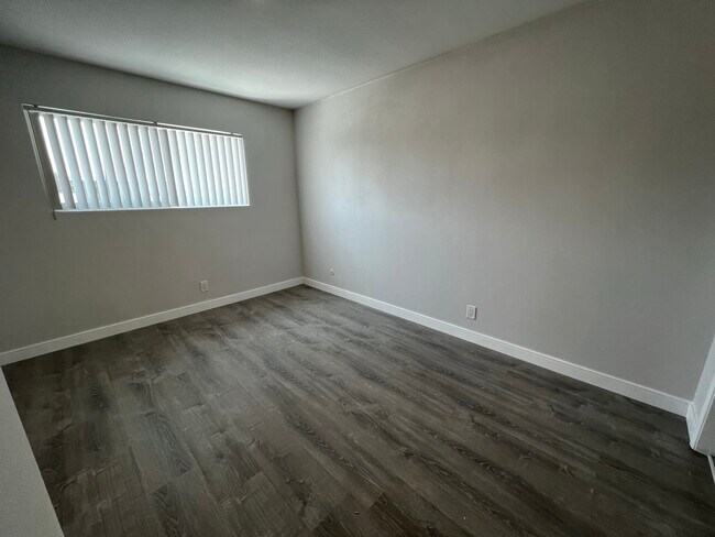 Building Photo - 429 W Elk Ave