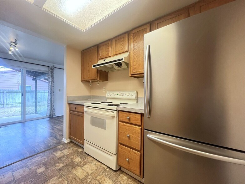 Building Photo - 10610 W Hinsdale St