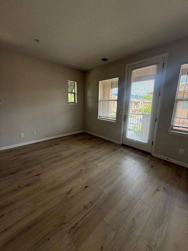 Building Photo - Beautifully Maintained 2 bedroom 2 bathroom Condo