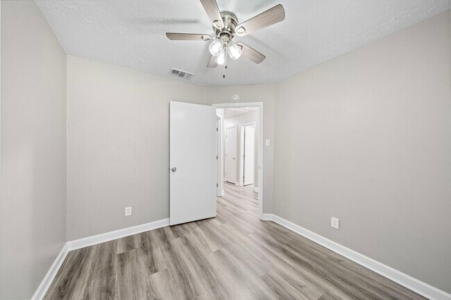 Building Photo - 4526 Sloangate Dr