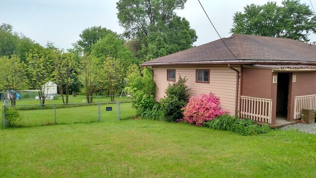 Building Photo - Two Bedroom House in Jefferson Hills With Central Air And Detached One Car Garage - Fenced In Yard