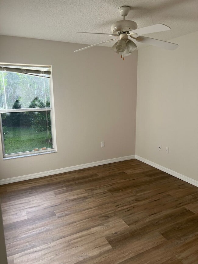 Building Photo - Fabulous 4/2 in Spring Glen Debary!