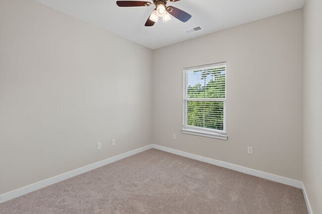 Building Photo - 949 Centurion Cir