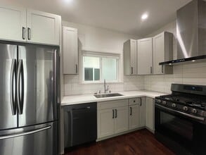 Building Photo - Nice and bright 2 beds and 2 baths with beautiful hardwood floor throughout.