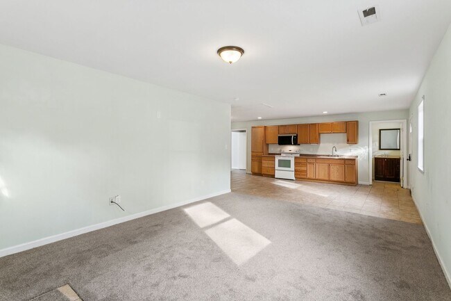 Building Photo - Updated Large Home with Private In-Law Suite Near Gloucester Main Street