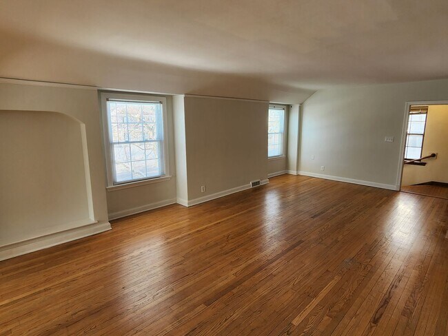 Building Photo - Shorewood 2 bedroom upper