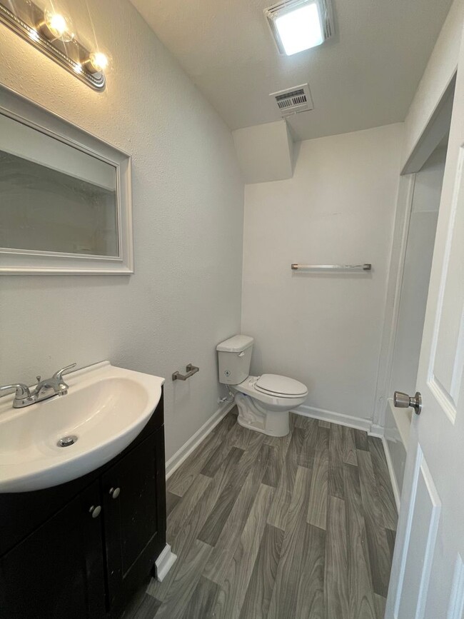 Building Photo - Recently Remodeled 2 bedroom 2 full bathro...