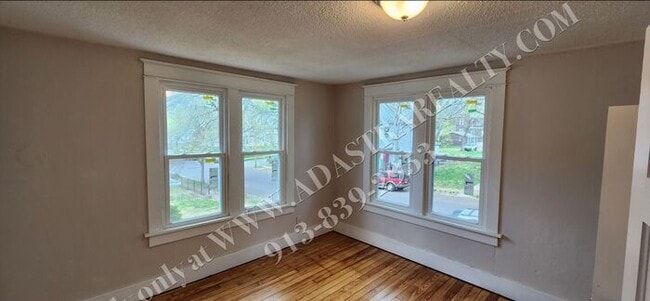 Building Photo - Large 2-story 4 Bed 1.5 Bath Home in Leave...