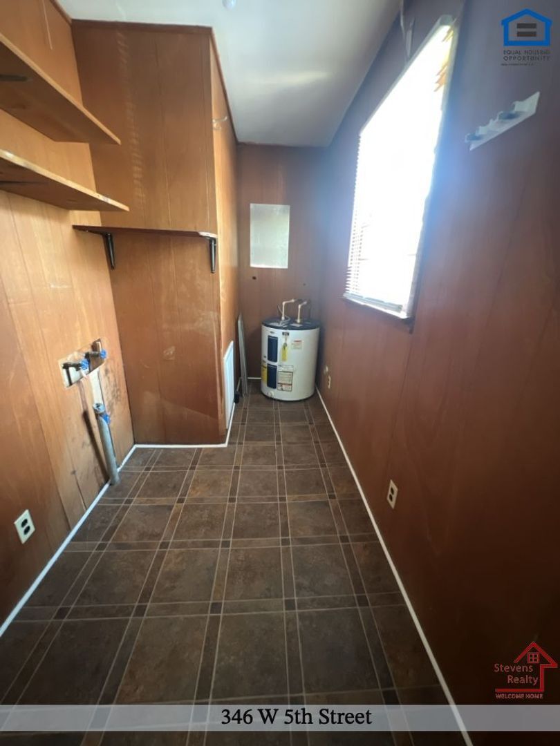 Building Photo - 346 W 5th St