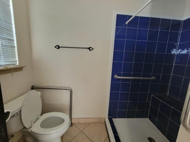 Main Bath - 43A N Coria St