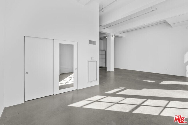 Building Photo - 849 S Broadway