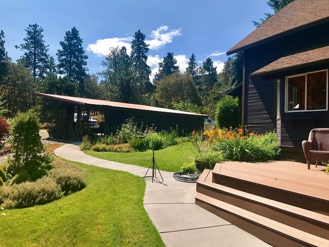 Building Photo - Country Home!