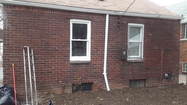 Building Photo - 8544 Roselawn St