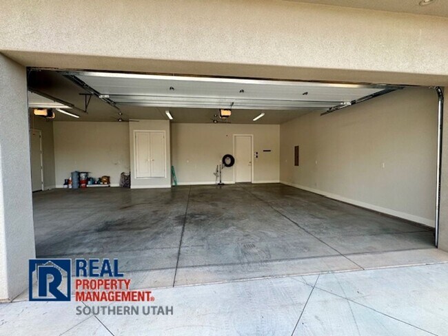 Building Photo - 4 Bedroom home on elevated Bloomington lot...