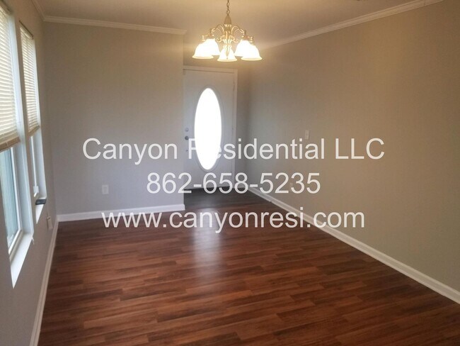 Building Photo - 103 Dormont Dr NE