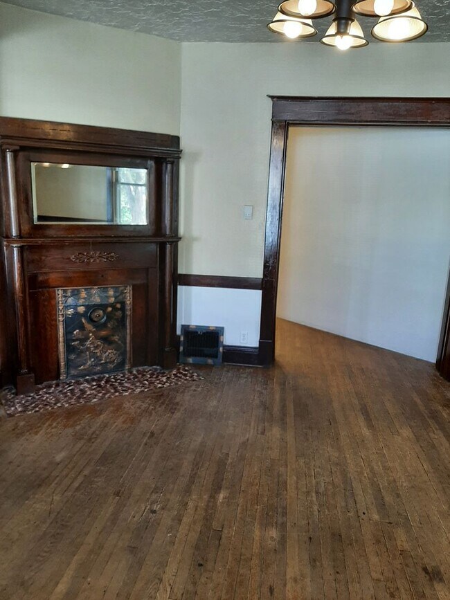 Building Photo - (1614 8th Ave)