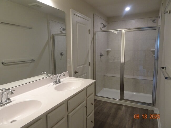 Building Photo - 3 Bedrooms, 2.5 Bathrooms Townhouse Rental